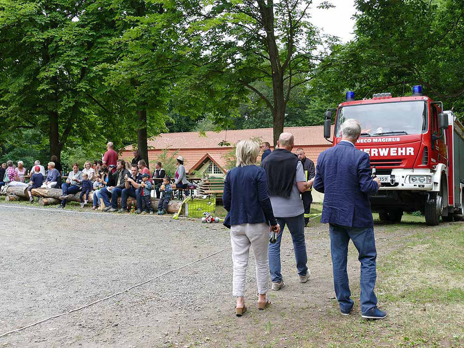 Entzünden des Johannifeuers (Foto: Karl-Franz Thiede)